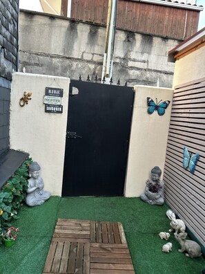 Exterior detail - Small nest 2-3 pers, on one level, 5 min from the cave (Lourdes)