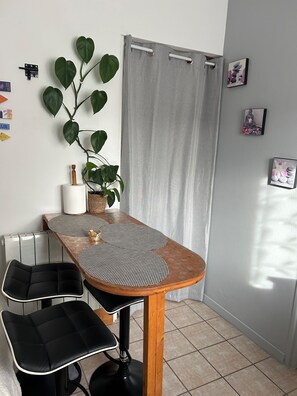 Dining - Small nest 2-3 pers, on one level, 5 min from the cave (Lourdes)