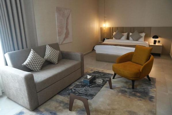 Minibar, värdeförvaringsskåp på rummet och skrivbord