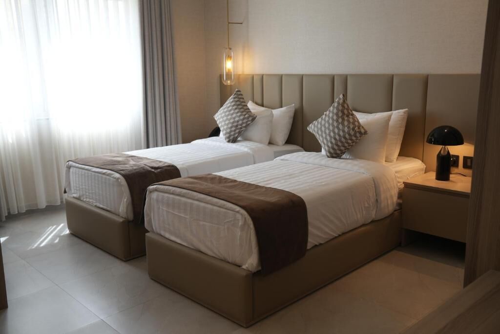 Minibaari, tallelokero huoneessa, työpöytä