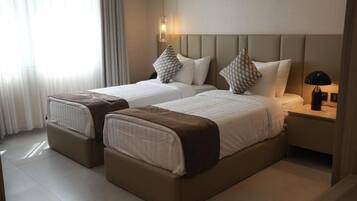 Minibar, värdeförvaringsskåp på rummet och skrivbord