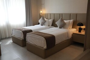 Minibar, caja de seguridad en la habitación y escritorio 