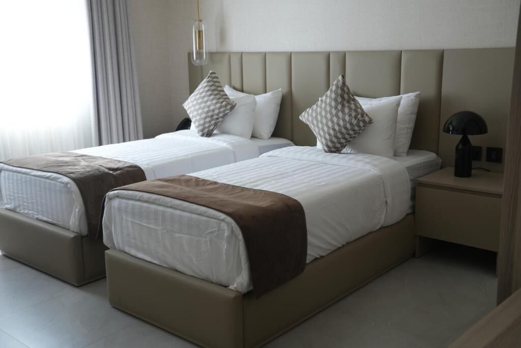 Kahden hengen huone (yksi tai kaksi sänkyä), kaupunkinäköala | Minibaari, tallelokero huoneessa, työpöytä