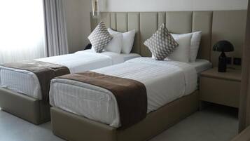 Kahden hengen huone (yksi tai kaksi sänkyä), kaupunkinäköala | Minibaari, tallelokero huoneessa, työpöytä