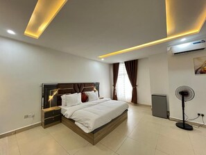 Habitación Deluxe, balcón, vistas a la ciudad | Escritorio, espacio para trabajar con un portátil, cortinas opacas