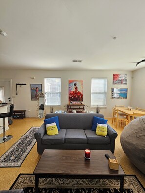 TV - Natural light, walkable. Restaurant & rail access. Trendy neighborhood (Charlotte)