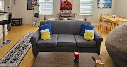 Natural light, walkable. Restaurant & rail access. Trendy neighborhood