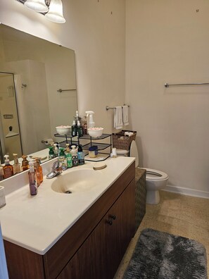 Towels, soap, toilet paper - Natural light, walkable. Restaurant & rail access. Trendy neighborhood (Charlotte)