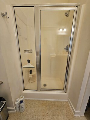 Towels, soap, toilet paper - Natural light, walkable. Restaurant & rail access. Trendy neighborhood (Charlotte)