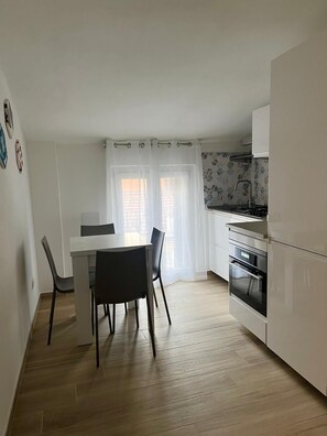 Micro-ondes, four, plaque de cuisson