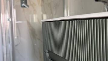 Doccia, asciugacapelli, bidet, asciugamani