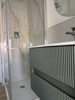 Doccia, asciugacapelli, bidet, asciugamani