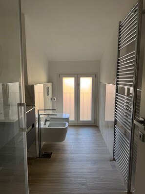 Shower, hair dryer, bidet, towels - The Nest on Fifth (Parma)