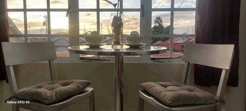 Cosy 1 B/droom, near Ariapita Avenue, Walk to Dining, Nightlife & Fast WiFi