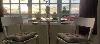 Cosy 1 B/droom, near Ariapita Avenue, Walk to Dining, Nightlife & Fast WiFi