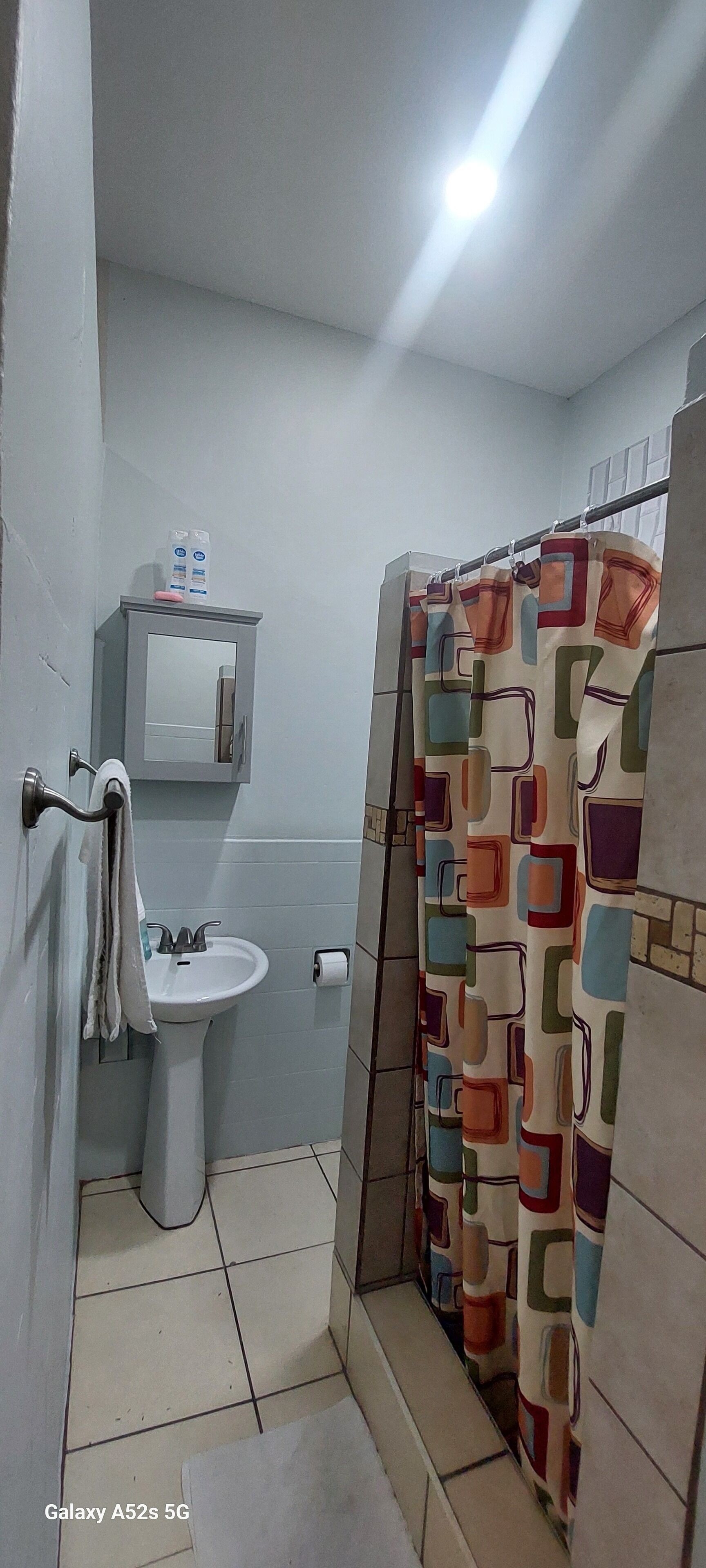 Regadera, secadora de cabello, toallas, jabón 