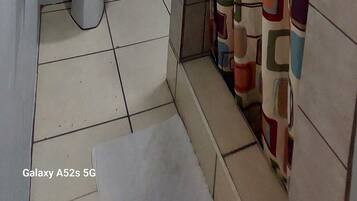 Regadera, secadora de cabello, toallas, jabón