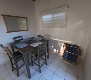 Dining - Cozy 1-bedroom apartment in beautiful Noord with AC (Noord)
