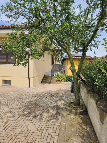 House in the heart of Langhe surrounded by greenery with 5 beds wifi free