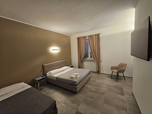 2 habitaciones, tabla de planchar con plancha, internet y ropa de cama 