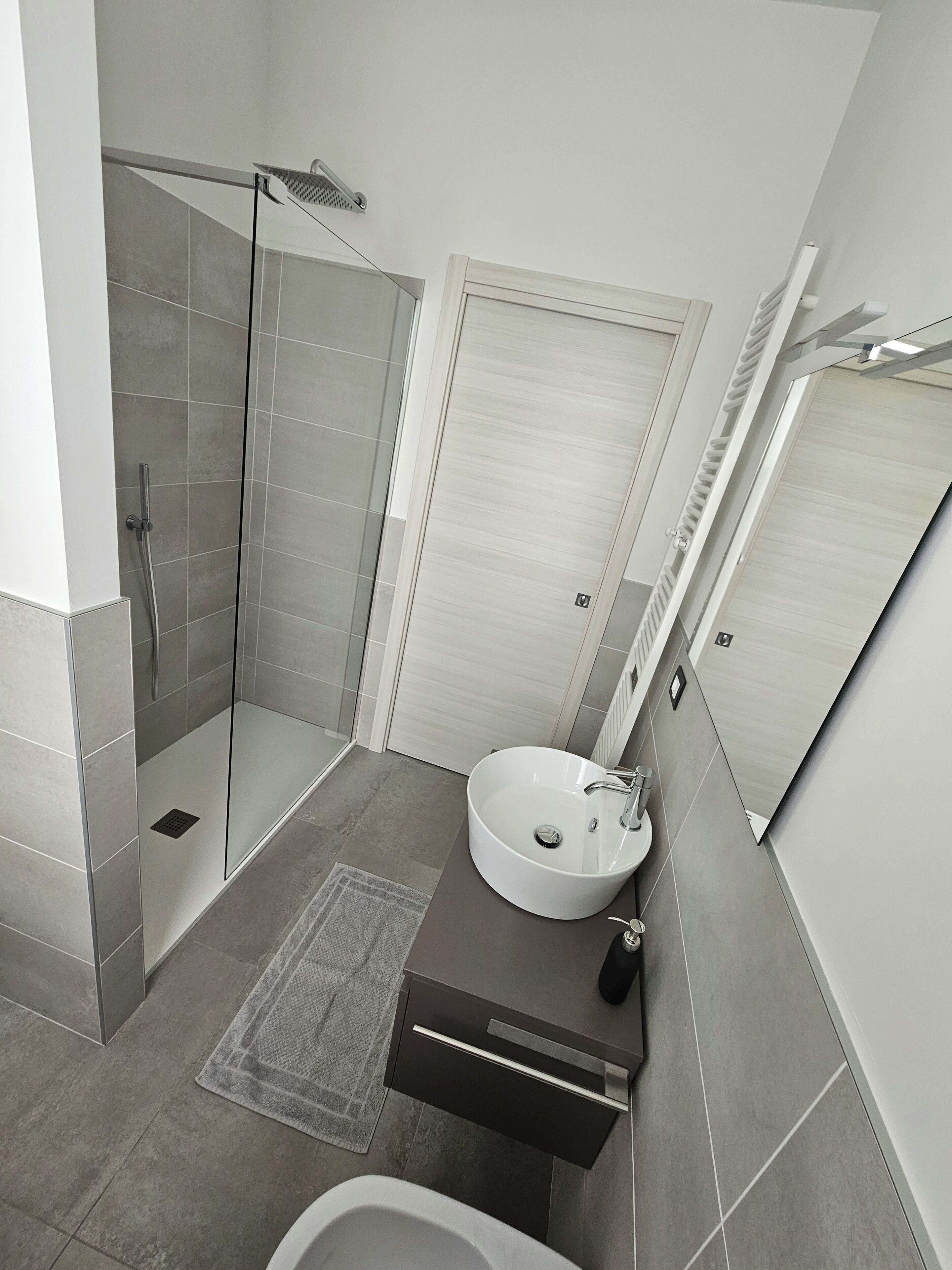 Douche, séchoir à cheveux, bidet, serviettes fournies