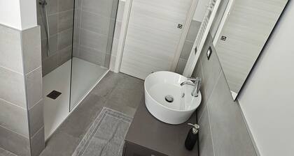 House in the heart of Langhe surrounded by greenery with 5 beds wifi free