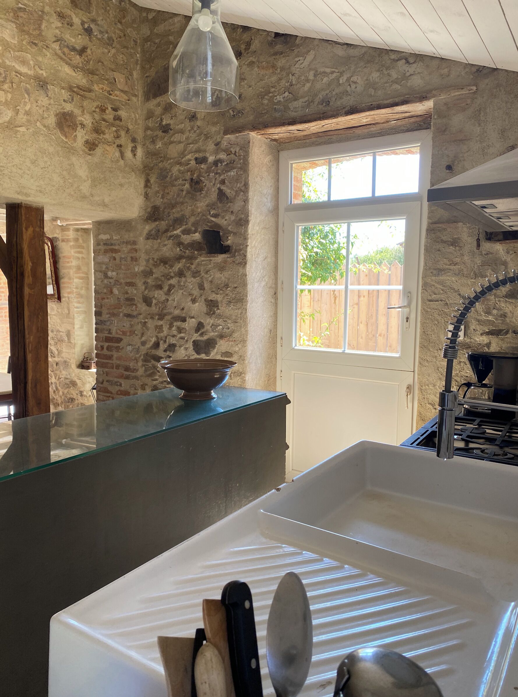 Een microgolfoven, een oven, een kookplaat, een vaatwasser