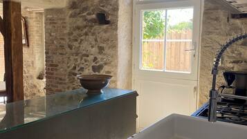 Een microgolfoven, een oven, een kookplaat, een vaatwasser