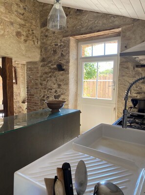 Een microgolfoven, een oven, een kookplaat, een vaatwasser