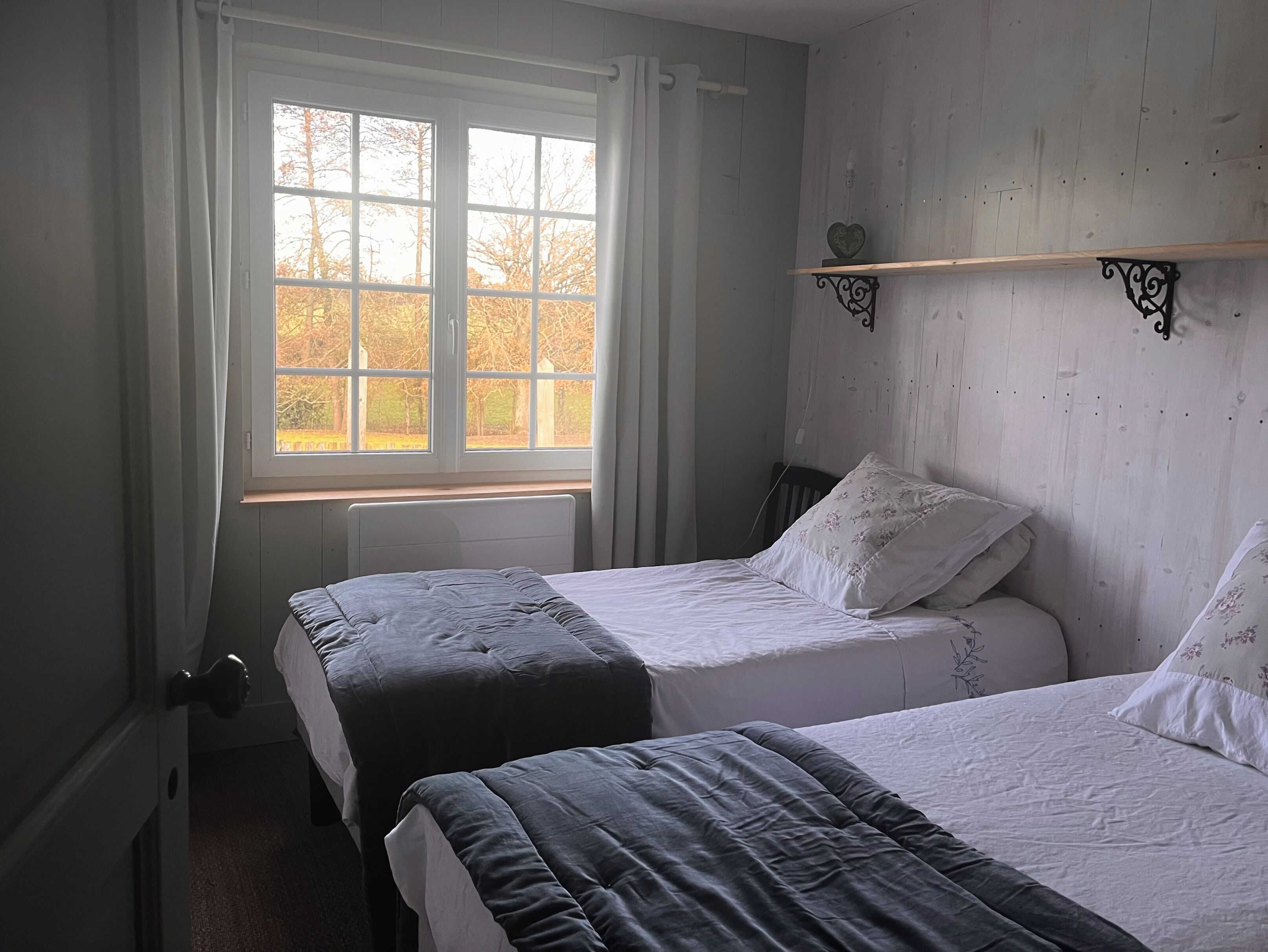 Een strijkplank/strijkijzer, wifi, beddengoed