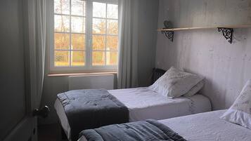 Een strijkplank/strijkijzer, wifi, beddengoed