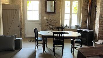 Televisie en een open haard