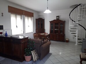 TV - Whole house accommodation on two floors with large garden and parking space (San Vito Sullo Ionio)
