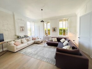 Living area - A Timeless Château in the Heart of the Médoc (Saint-Christoly-Médoc)