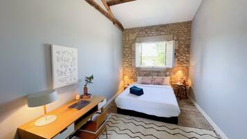 5 bedrooms, internet, bed sheets