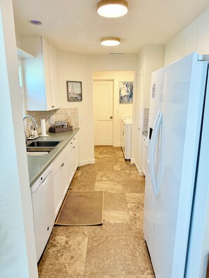 Fridge, microwave, oven, stovetop - Coastal Cottage - Close to Beach - Bradenton (Bradenton)