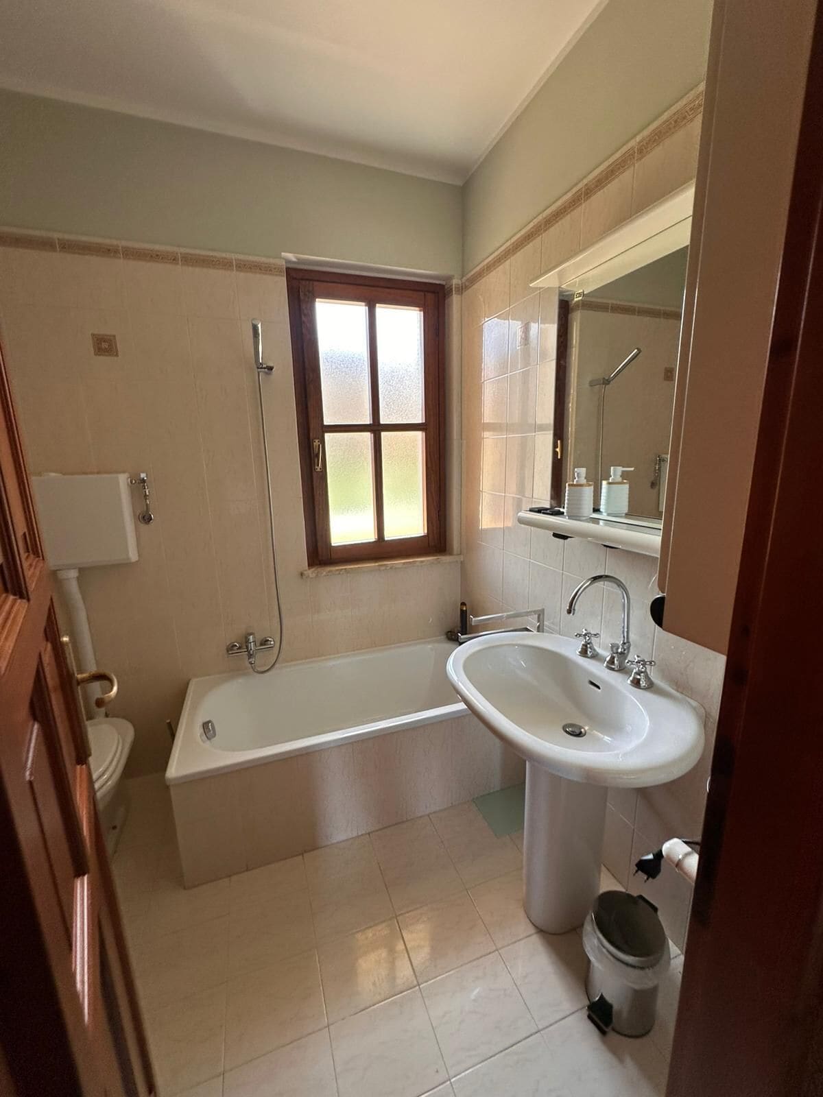 Douche, sèche-cheveux, bidet, serviettes fournies
