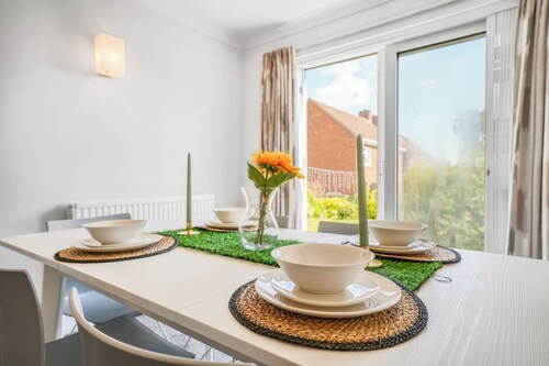 Cozy 3 Bedroom Retreat Family-Size House