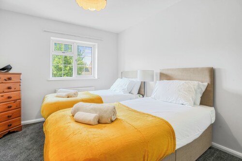 Cozy 3 Bedroom Retreat Family-Size House