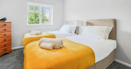 Cozy 3 Bedroom Retreat Family-Size House