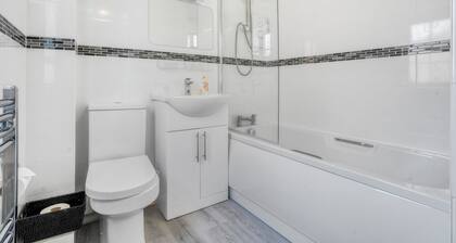 Cozy 3 Bedroom Retreat Family-Size House