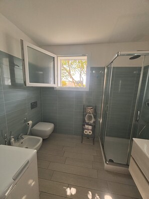 Shower, hair dryer, bidet, toilet paper - Wonderful two steps from the sea surrounded by greenery, reserved parking space. (Porto Ottiolu)