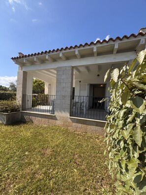 Terrace/patio - Wonderful two steps from the sea surrounded by greenery, reserved parking space. (Porto Ottiolu)