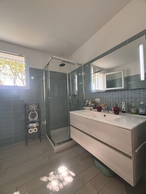 Shower, hair dryer, bidet, toilet paper - Wonderful two steps from the sea surrounded by greenery, reserved parking space. (Porto Ottiolu)