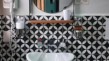 Habitación doble familiar | Baño | Regadera, secadora de cabello, toallas, jabón