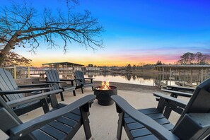 Terrace/patio - 7 Bedroom Lakefront w/ Heated Pool, Hot Tub, & Game Room (Hot Springs)