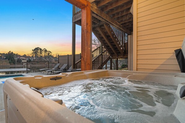 Terrace/patio - 7 Bedroom Lakefront w/ Heated Pool, Hot Tub, & Game Room (Hot Springs)