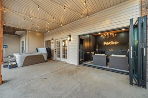 Terrace/patio - 7 Bedroom Lakefront w/ Heated Pool, Hot Tub, & Game Room (Hot Springs)