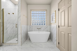 Shower, hair dryer, towels, soap - 7 Bedroom Lakefront w/ Heated Pool, Hot Tub, & Game Room (Hot Springs)