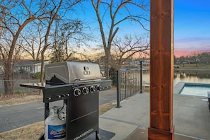 Terrace/patio - 7 Bedroom Lakefront w/ Heated Pool, Hot Tub, & Game Room (Hot Springs)